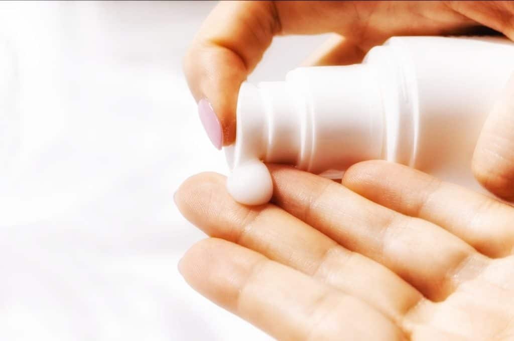 Aplicar ácido hialurónico para hidratar la piel seca